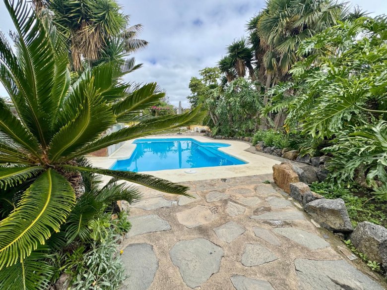 Tenerife: Stunning renovated Canarian finca with 4 independent units – A private garden paradise with pool, perfect for investment