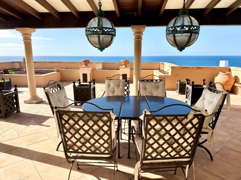 TENERIFE: Dreamy penthouse right on the seafront – with panoramic views over the coast and Mount Teide!