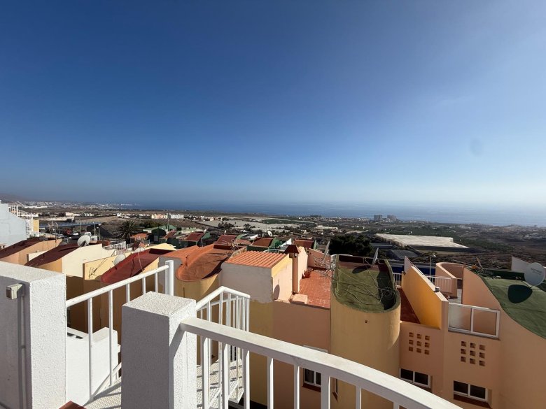 TENERIFE: Stylish Townhouse with Stunning Sea Views and Rooftop Terrace in Los Menores, Adeje
