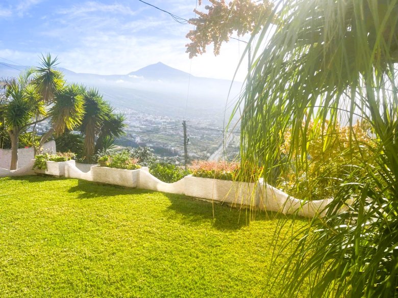 TENERIFE NORTH – Stunning villa with panoramic views and two guest apartments