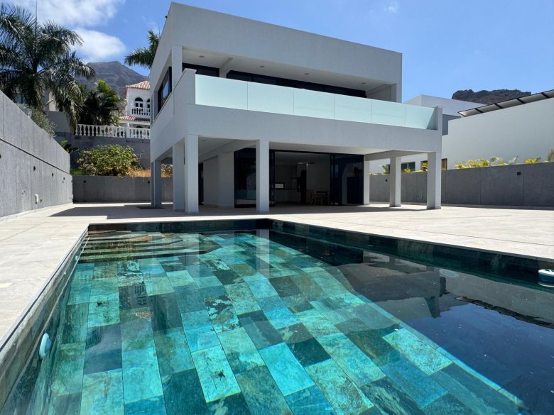 TENERIFE SOUTH – Fantastic modern and luminous new-build villa in Adeje