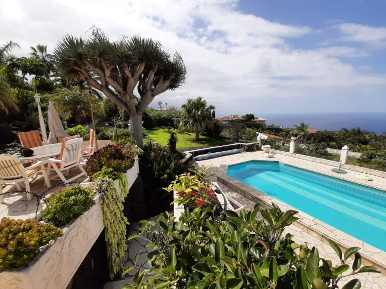 Tenerife: Exceptional villa with tropical garden paradise and spectacular sea views in a prime location in Santa Úrsula