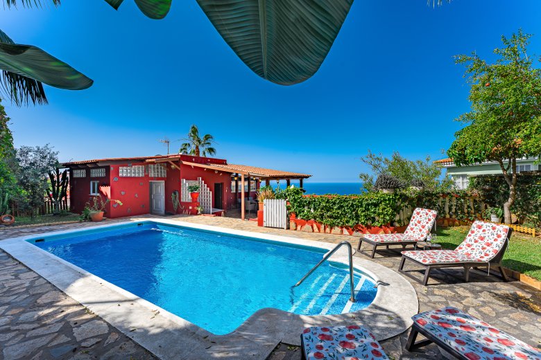Tenerife: Exclusive villa with heated pool, Atlantic views and active holiday rental license in El Sauzal