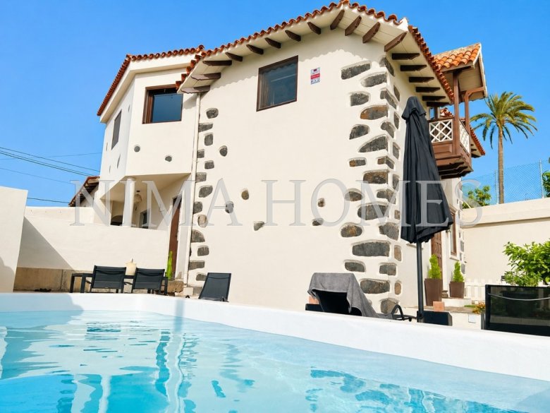 Tenerife – Charming Canarian house with pool, holiday rental license and great development potential