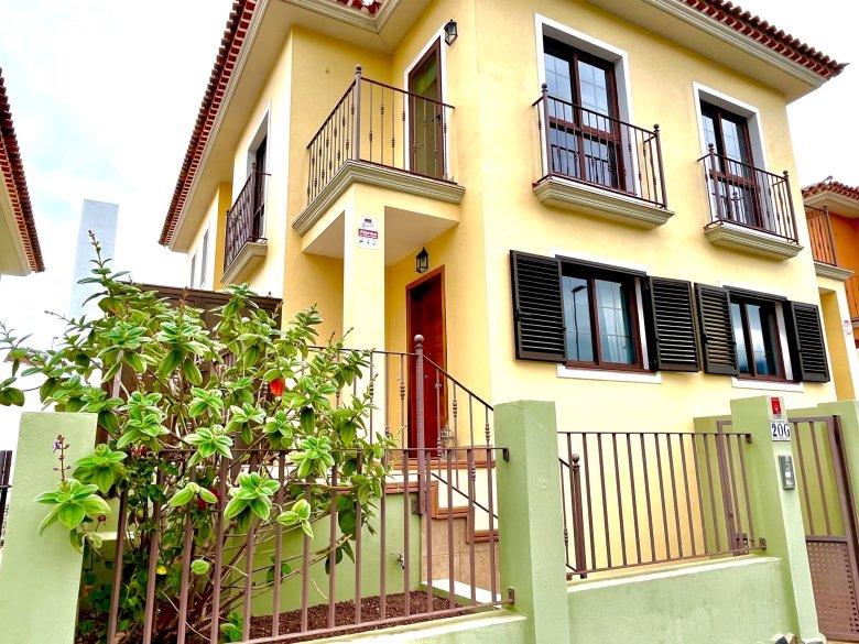 Tenerife: Exclusive Semi-Detached House with Views of the Atlantic Ocean and Mount Teide in a Prime Residential Area of La Orotava