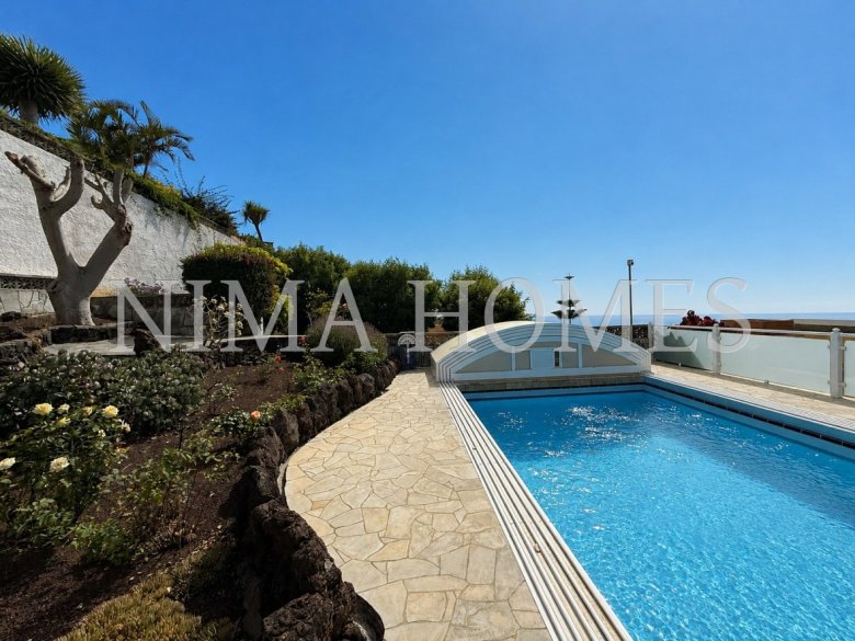 Tenerife: Exclusive House with Separate Apartment, Beautiful Gardens and Exceptional Building Potential in Puntillo del Sol